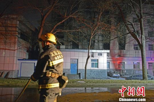 消防员在事故现场灭火。　武俊杰 摄